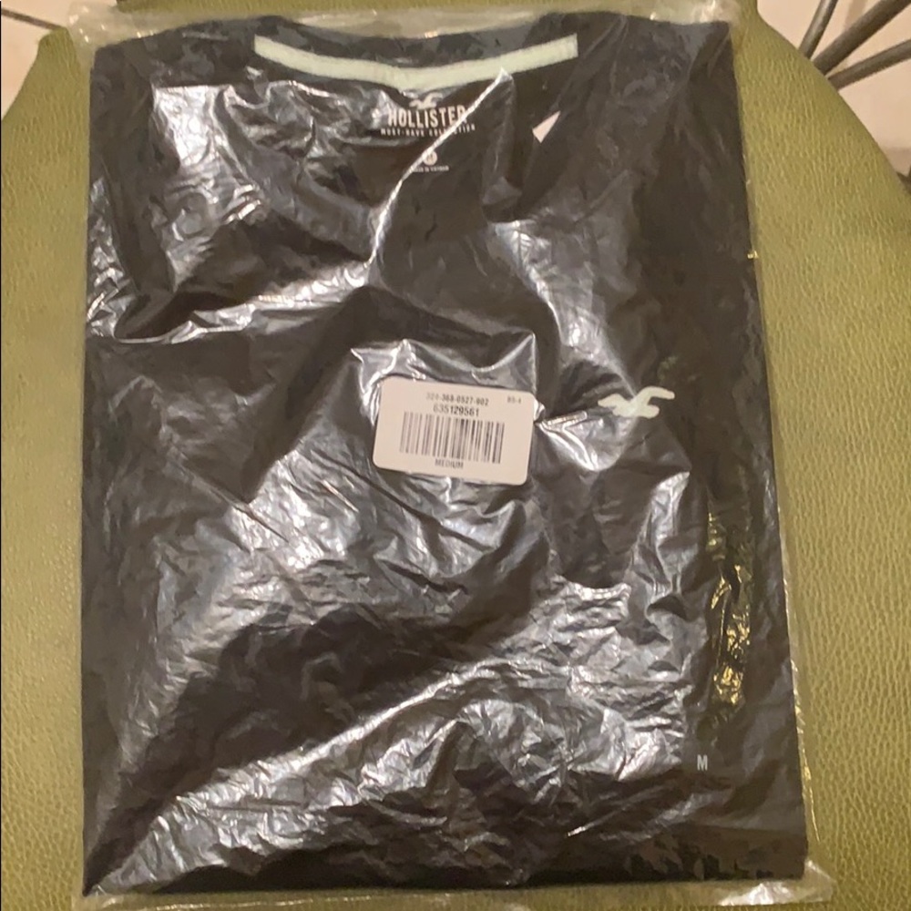 Hollister black tee’s